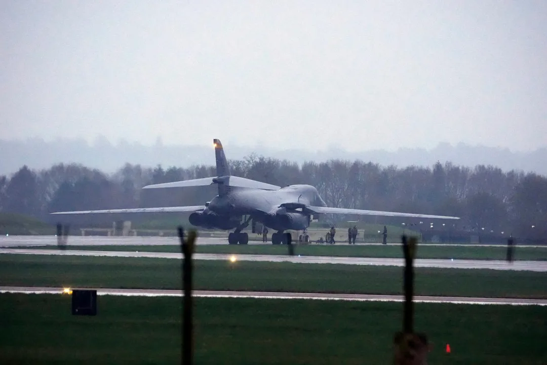 美國B-1轟炸機6日在英國一處空軍基地。（圖／美聯社）