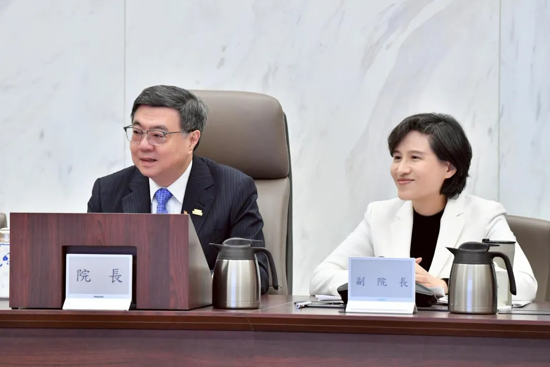 卓榮泰和鄭麗君聽取報告。(圖/行政院提供)