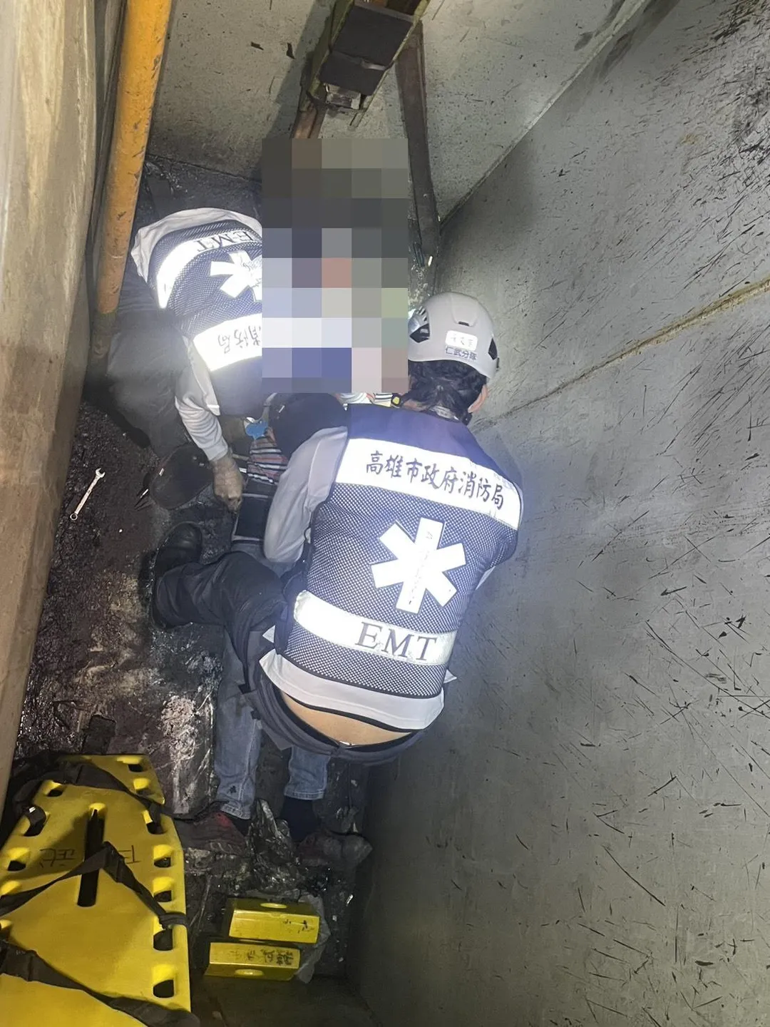 高雄一名工人墜落4米深溝受傷。(圖/翻攝畫面)