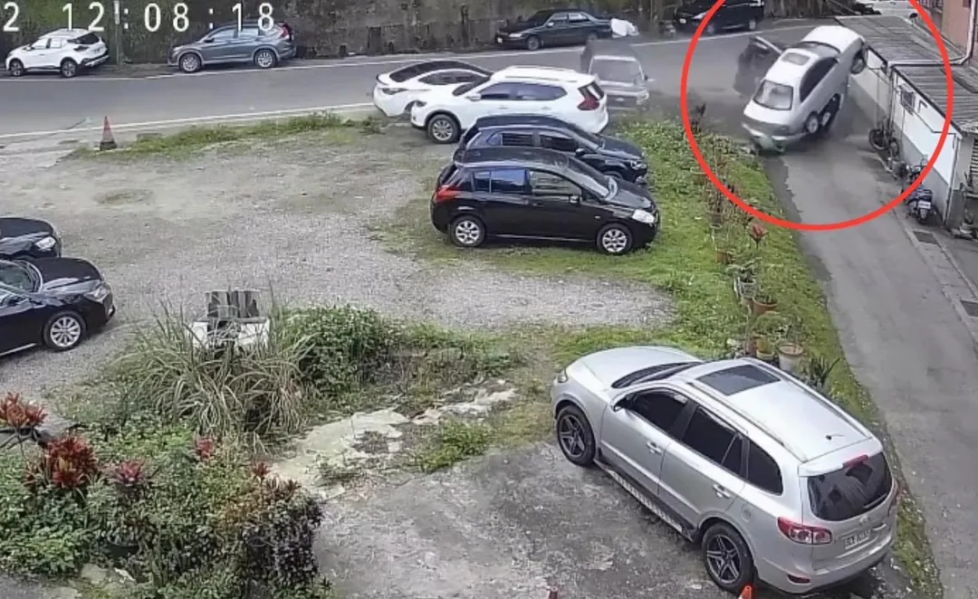 自小客車過彎失控衝撞路邊車輛與民宅。（圖／翻攝畫面）