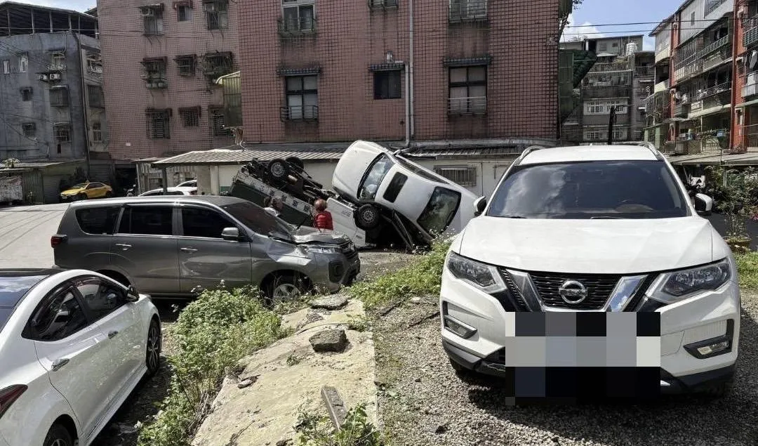 車禍現場一片混亂。（圖／翻攝畫面）