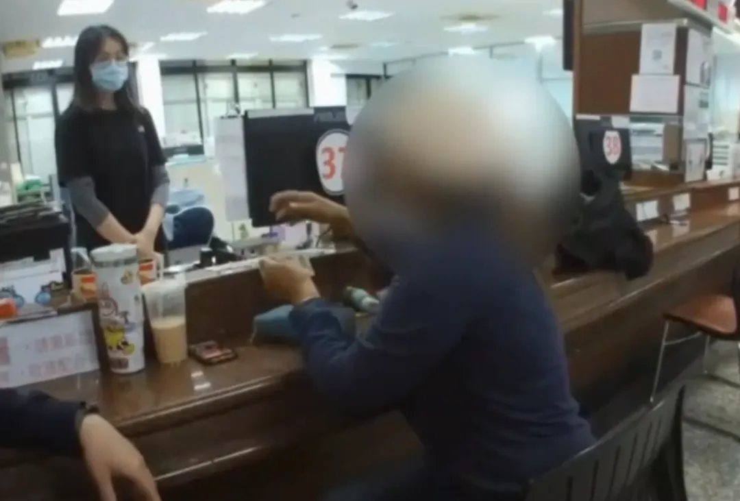 一名黃姓女子因酒駕、無照駕駛及使用他車號牌等多重違規，導致車牌被吊扣長達2年9個月，憤而在裁決中心辱罵工作人員並丟擲物品。（圖／警方提供）