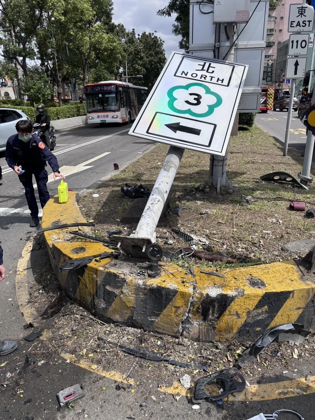 分隔道標示牌都被撞斷。(圖/翻攝畫面)