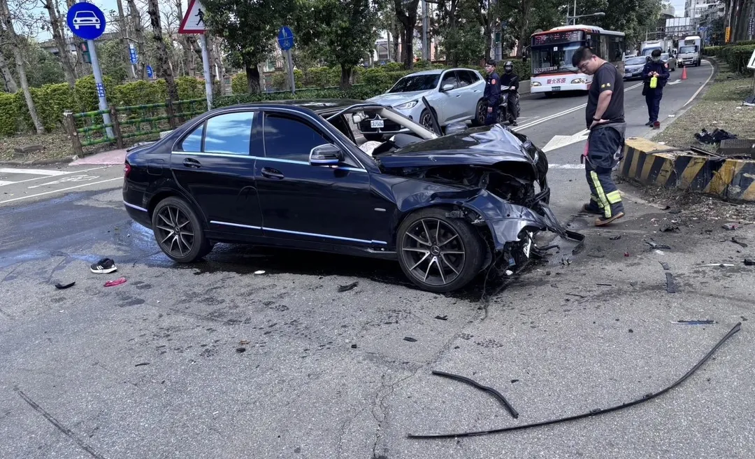 賓士車高速衝撞分隔島現場零件飛散。(圖/翻攝畫面)