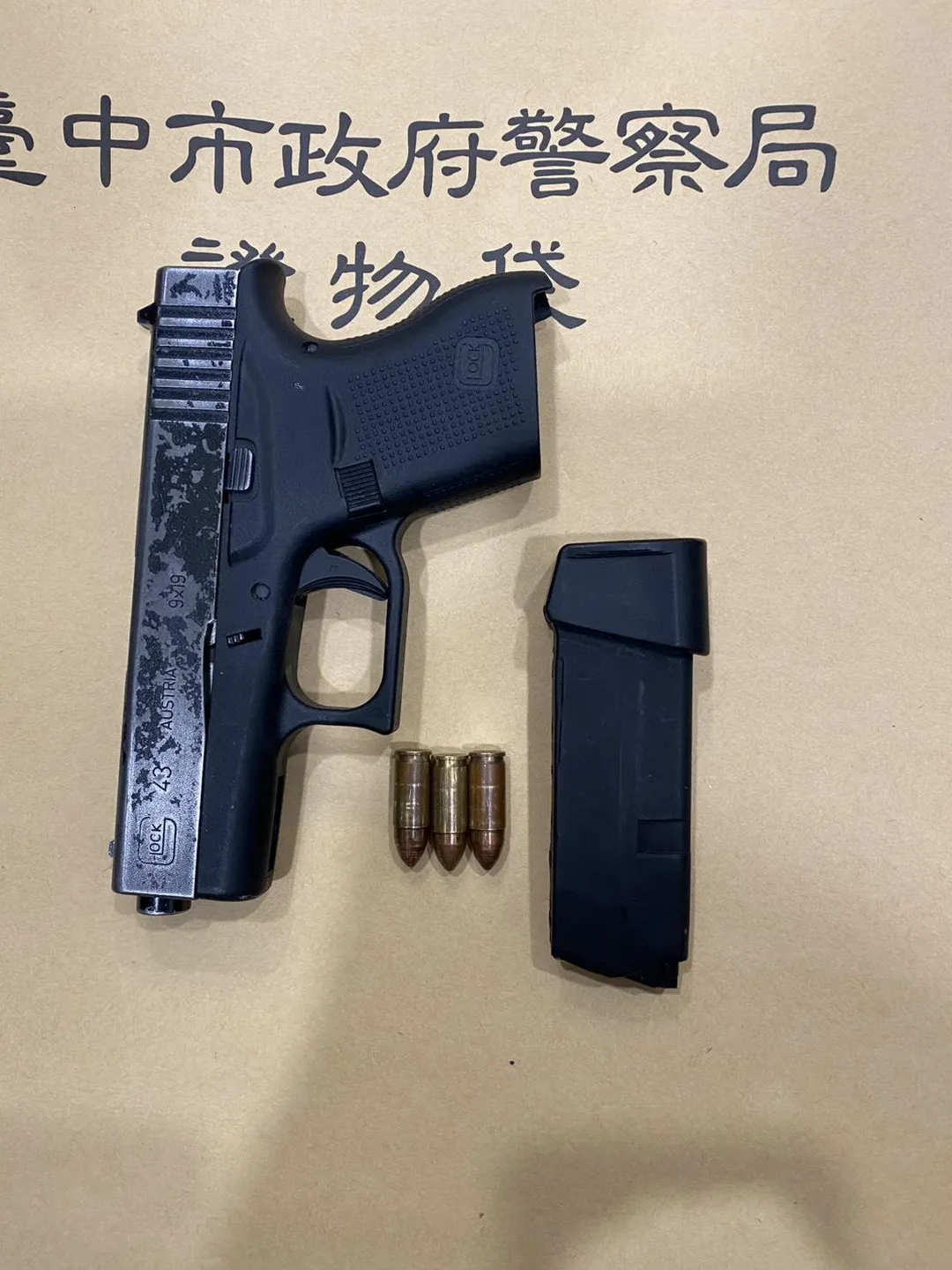 在郭男的租屋處內，警方查獲了一座「小型軍火庫」，包括火藥槍2把及子彈16顆。（圖／警方提供）
