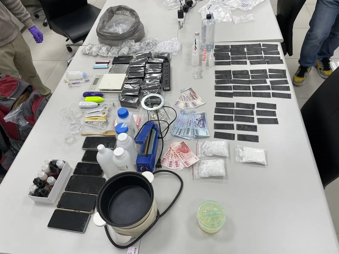 警方還在郭男租屋處發現安非他命、依託咪酯、卡西酮及毒品咖啡包等多種毒品與分裝器具。（圖／警方提供）