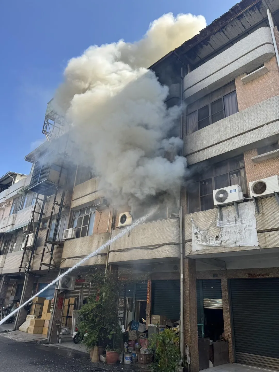 高雄三民區下午發生住宅火警。（圖／翻攝畫面）