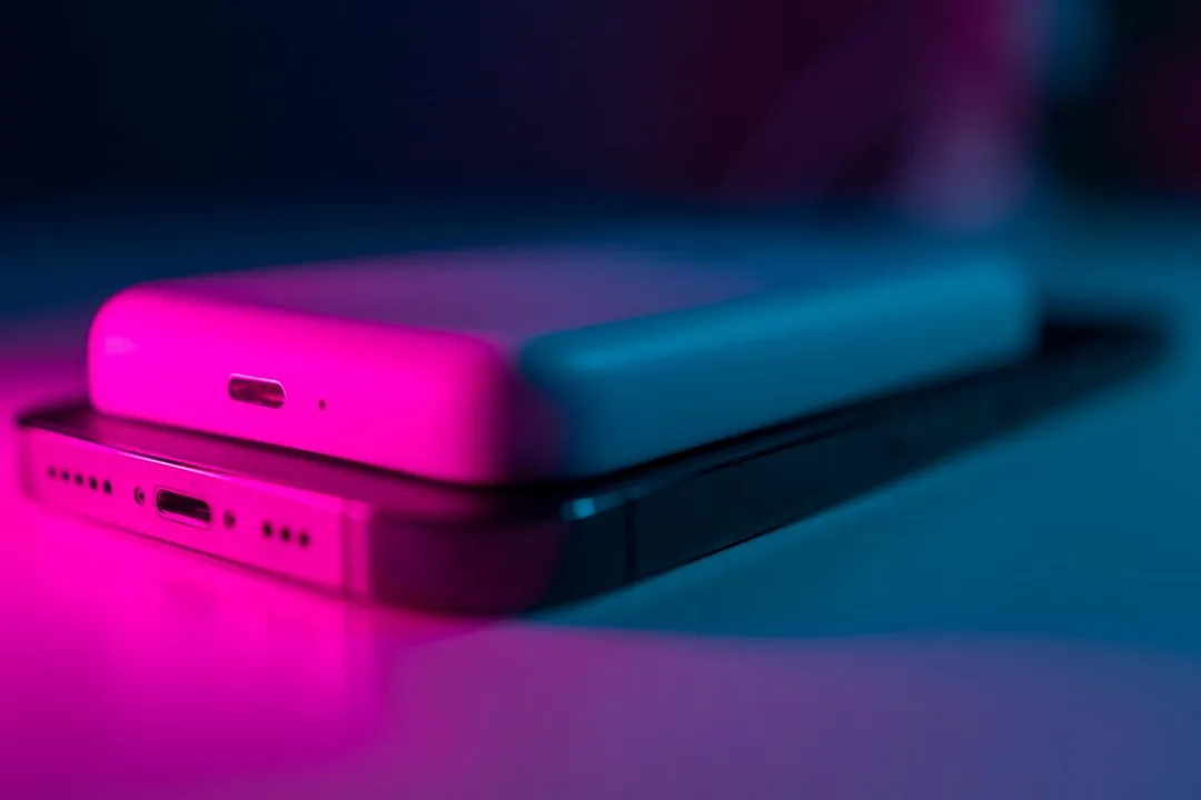 李女在同日莫名收到3個行動電源。(示意圖/Unsplash)