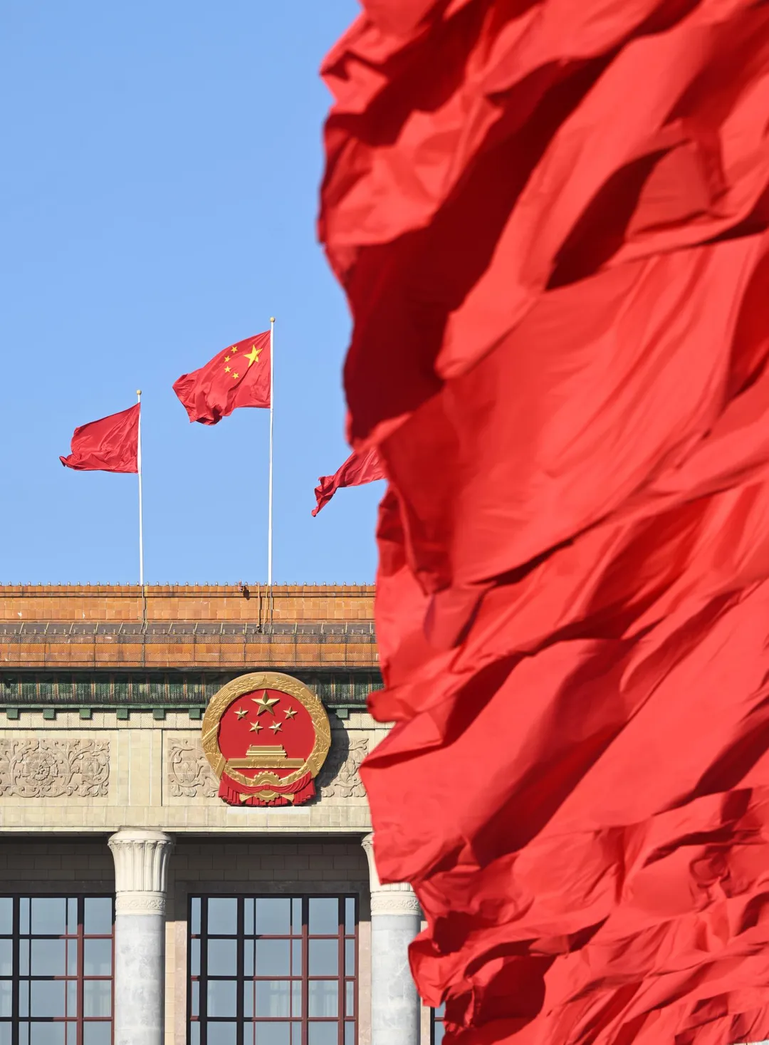 圖為兩會舉行期間的北京人民大會堂。（圖／新華社）
