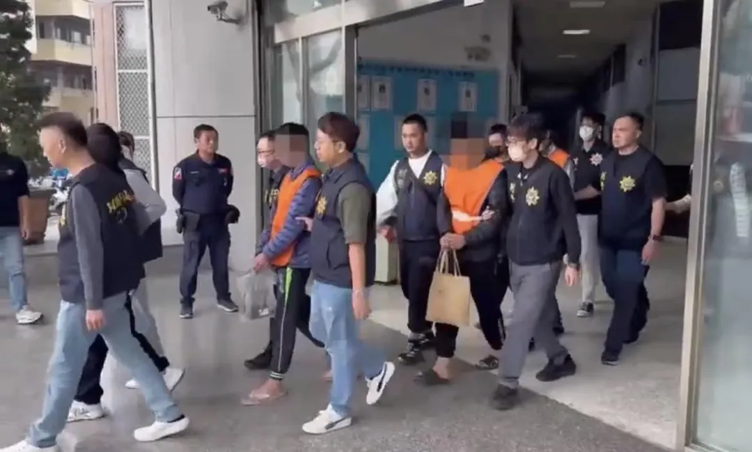 警方查獲26名嫌犯送辦。（圖／翻攝畫面）