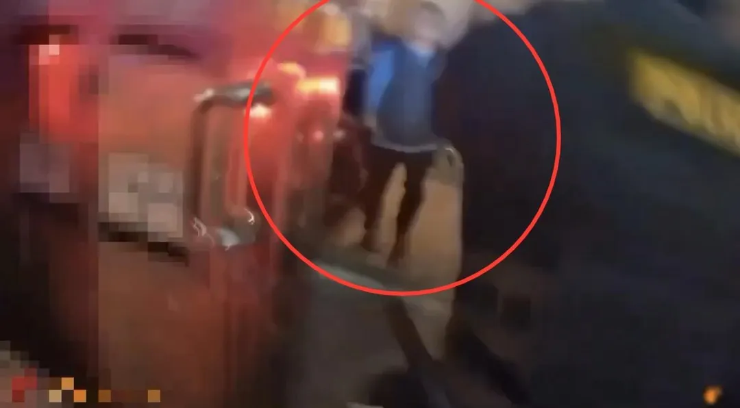 男子持菜刀與警方對峙。（圖／翻攝畫面）