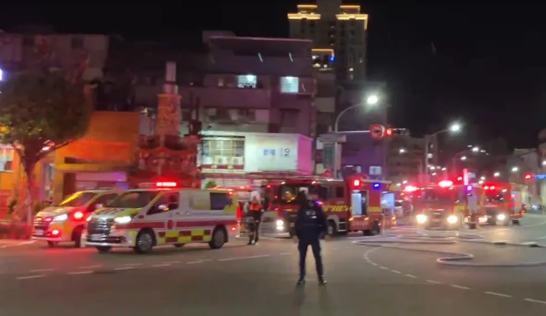 消防局接獲通報後，立即調派21輛消防車及52名消防人員前往大公路現場搶救。（圖／民眾提供）