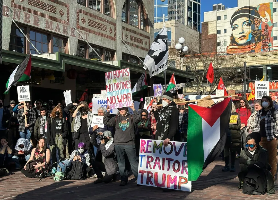 美伊衝突爆發，民眾走上街頭表達反戰立場。西雅圖。（圖／美聯社）