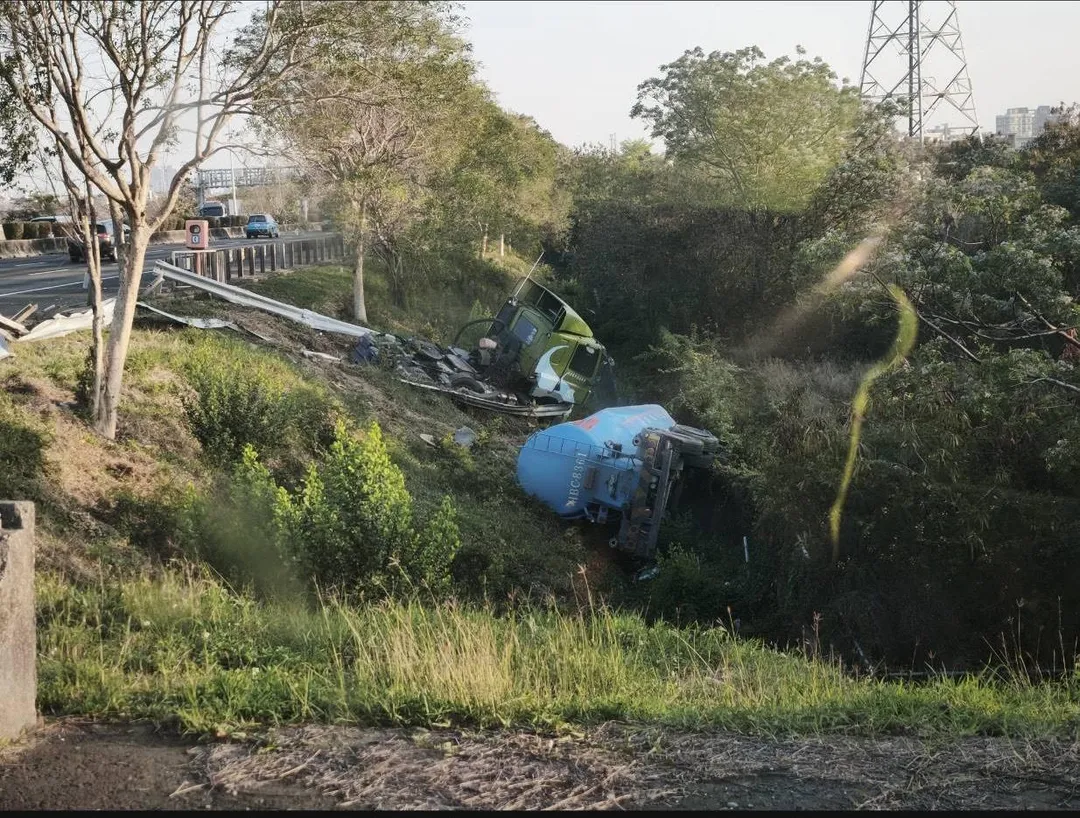 大貨車衝下邊坡。（圖／民眾提供）