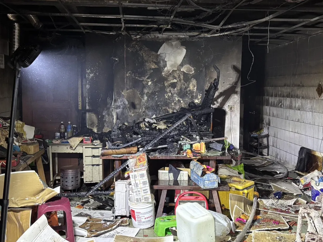 香山區一處民宅疑似神明廳起火，整個客廳燒爛。（圖／翻攝畫面）