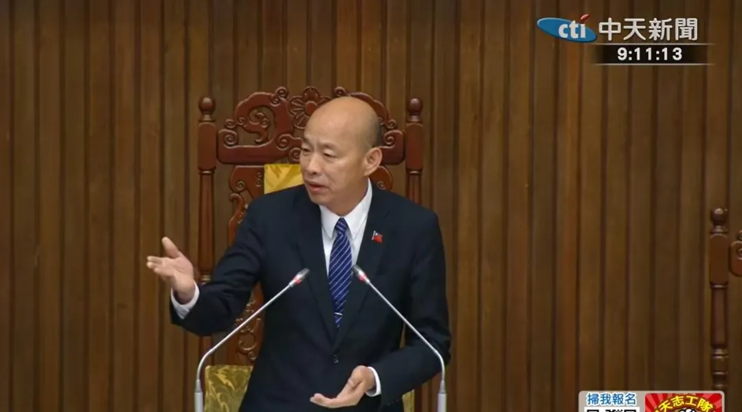 立法院長韓國瑜鼓勵首次登上大議場發言的立委李貞秀。（中天新聞）