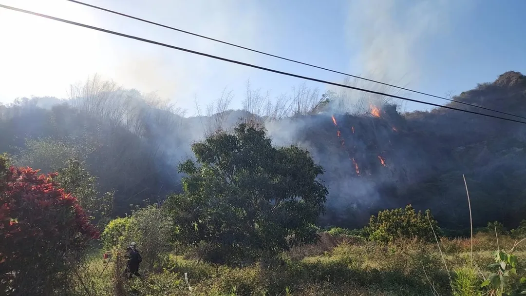 經過消防局與林保署雙方協力搶救，六龜火燒山火勢歷經約6小時後於晚間撲滅。（圖／中天新聞）