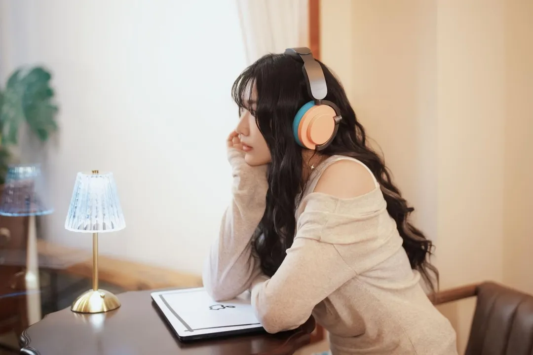 「唱作女聲」黃玠瑋去年底推出創作歌曲〈i人情歌〉，以純愛情歌題材帶入自身i人個性。（圖／環球音樂 提供）
