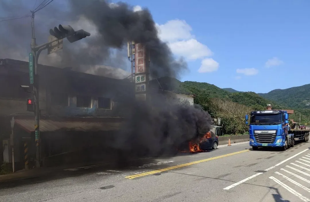 車輛全面燃燒黑煙狂竄。(圖/翻攝畫面)