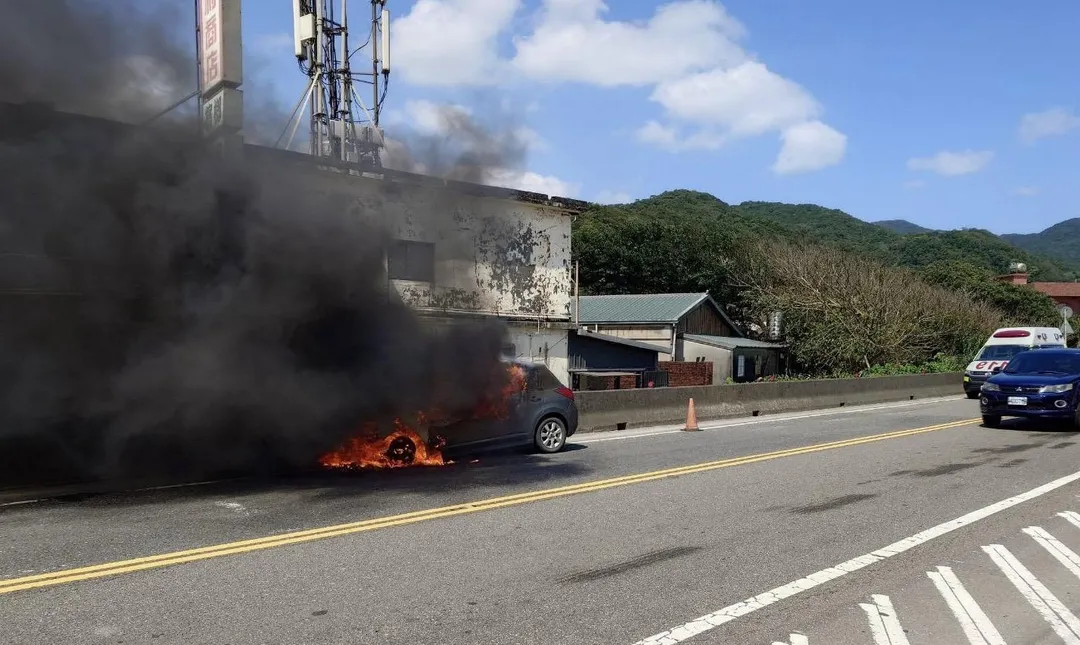 新北貢寮今發生一起火燒車意外。(圖/翻攝畫面)