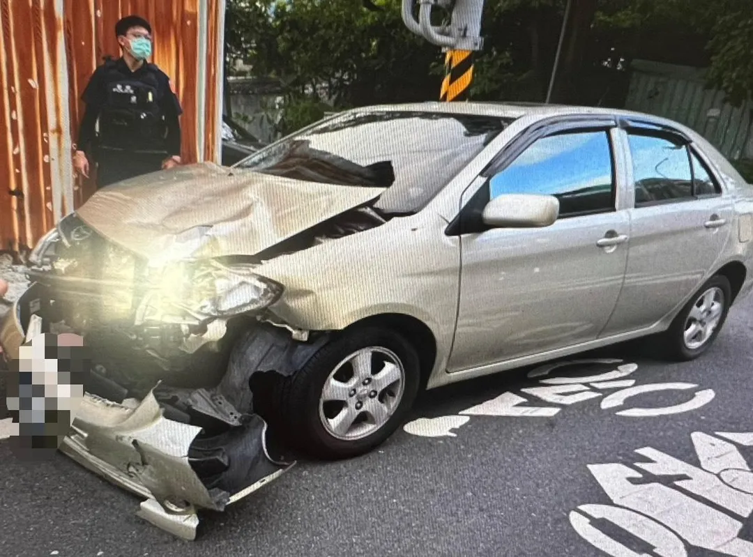 台南女子去年8月載侄子返家,遭毒駕通緝犯闖紅燈撞擊,兩人重傷。(圖/翻攝畫面)