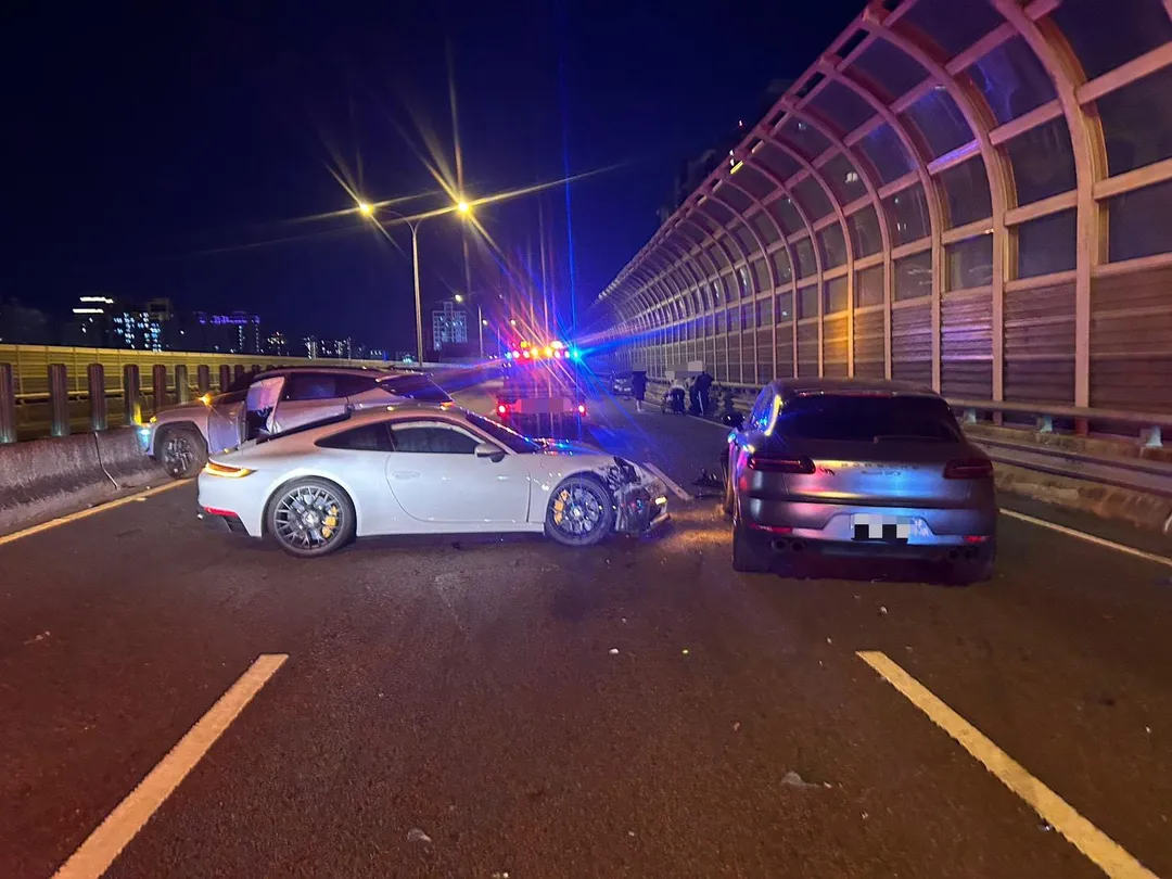 911跑車（中）被凱燕（右）追撞後，打橫在車道上。（圖／中天新聞）