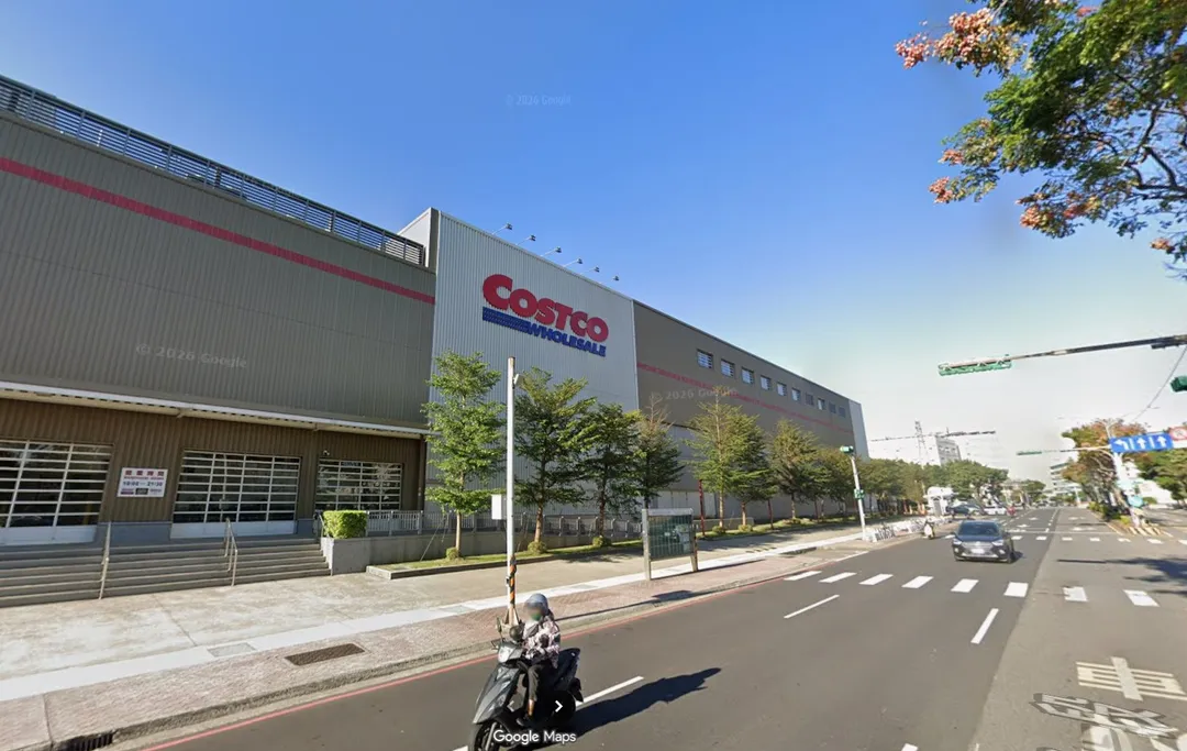 一名女性代購在桃園南崁店將所有玩具化妝台搬空，更阻擋其他顧客取貨，引發現場衝突與網路公憤，事件持續延燒至該代購家族經營的其他店家。（圖／翻攝自Google街景圖）