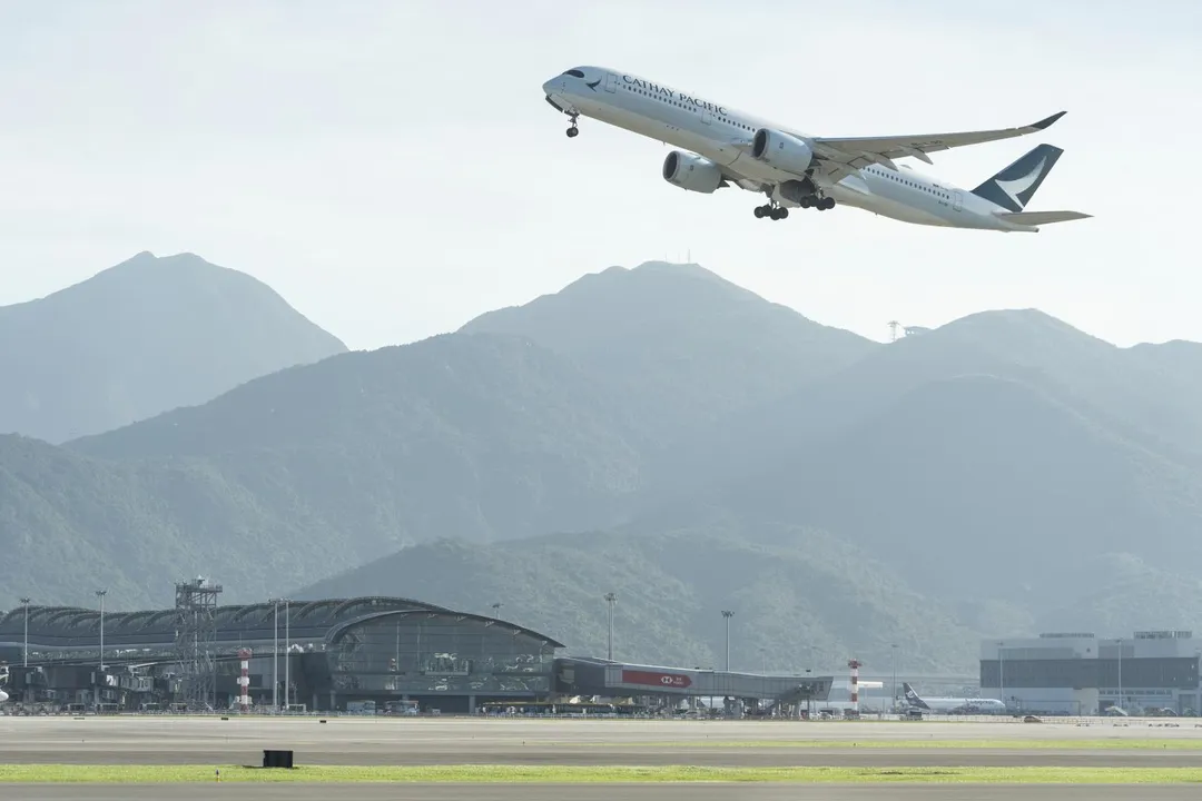 圖為一架國泰航空的飛機從香港國際機場起飛。（資料照／美聯社）