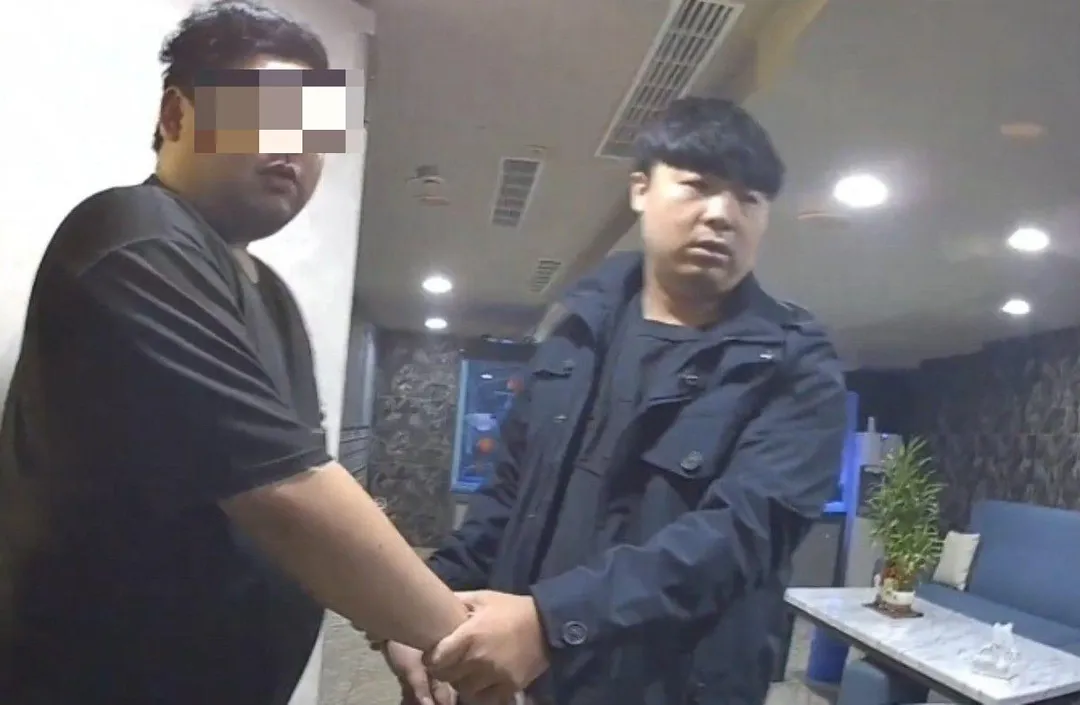 警方將負責人帶回調查,依妨害風化罪嫌移送高雄地檢署偵辦。(圖/中天新聞)