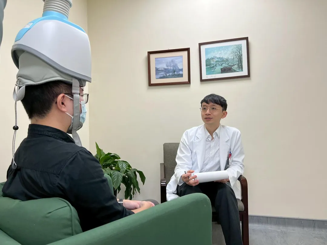 經顱磁刺激透過磁場刺激大腦特定區域，調整與情緒、壓力及睡眠相關的神經網絡活動。（圖／松德院區提供）