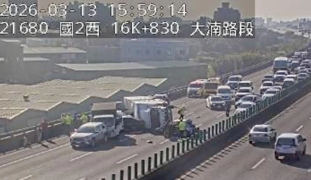 國道2號發生7車連環撞車禍。（圖／翻攝畫面）
