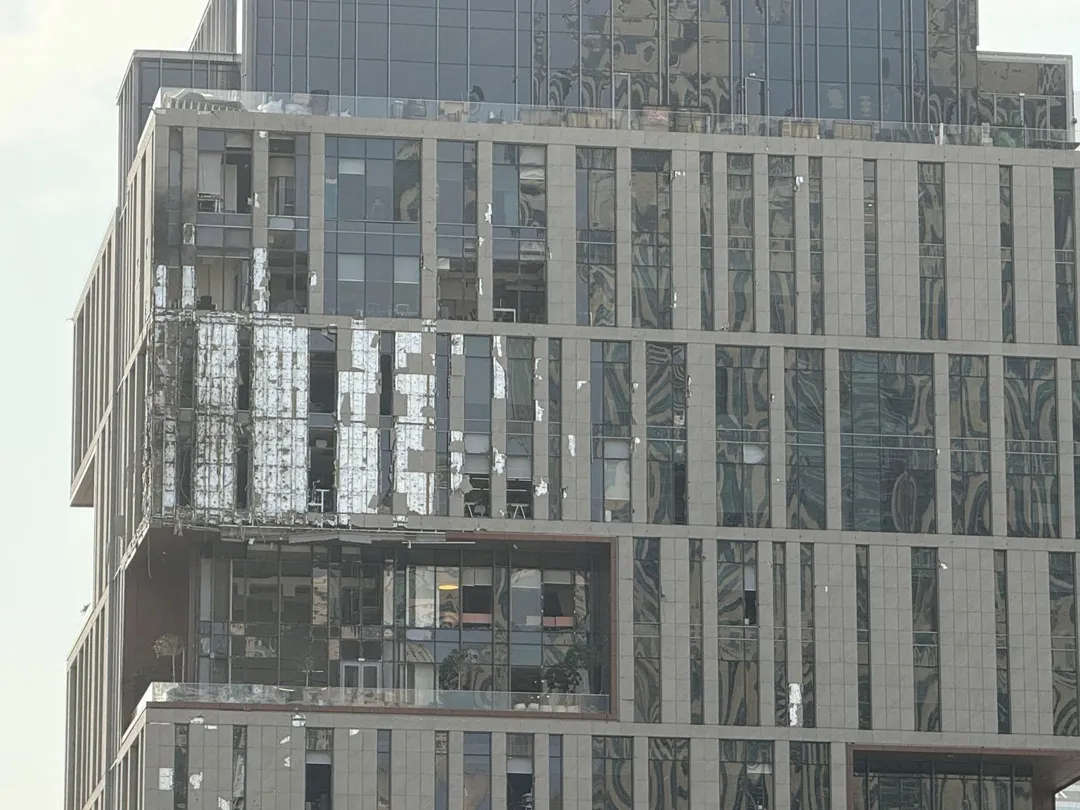 3月13日，在阿聯杜拜，一棟位於DIFC的建築物外牆因攔截行動的碎片而受損。（圖／路透社）