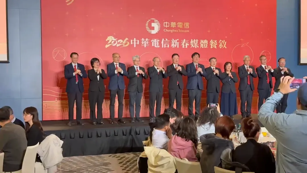 中華電信個人家庭分公司總經理胡學海(右3)明確表示,曾引發電信業價格戰的「4G 499不降速吃到飽」方案未來「不會再有」,正式宣告這項備受消費者喜愛的低價資費方案走入歷史。(圖/中天新聞)