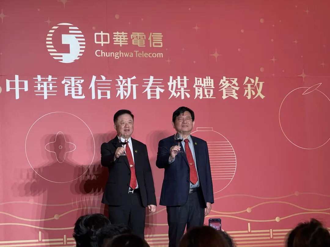 中華電信董事長簡志誠(左)、總經理林榮賜(右)。(圖/中天新聞)