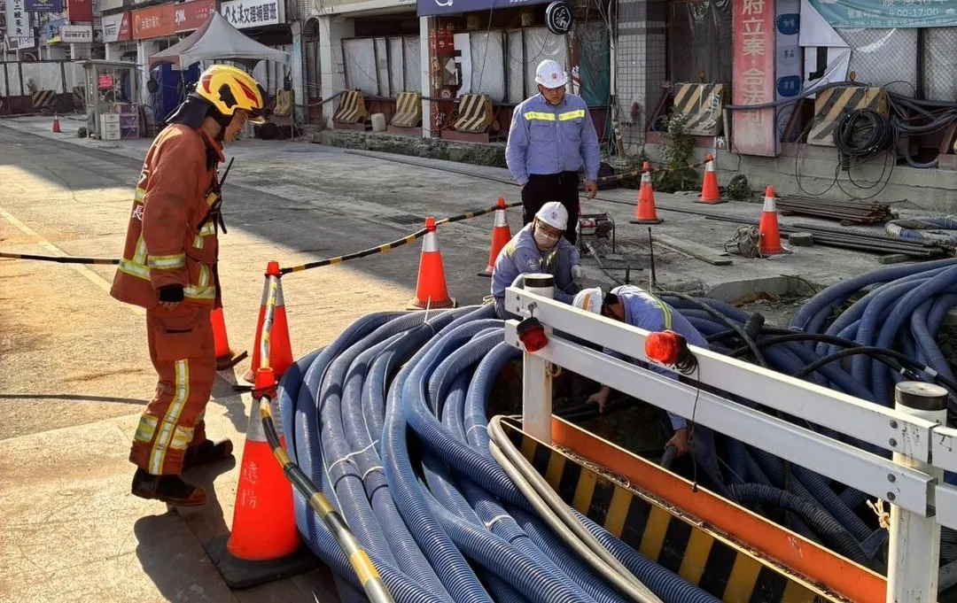 新北土城捷運工地挖破瓦斯管線。（圖／翻攝畫面）