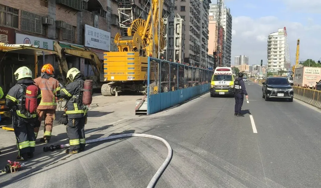 警方封閉道路進行交管。（圖／翻攝畫面）