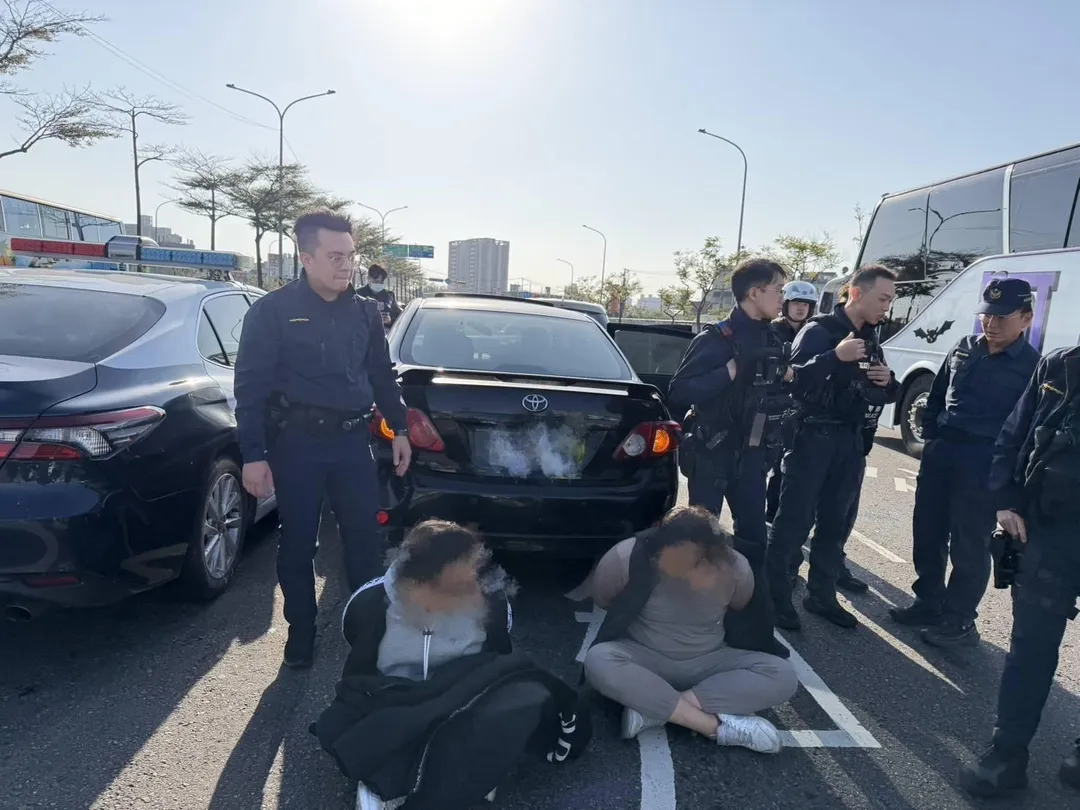 毒駕男掛假車牌拒檢狂逃衝撞，警連開4槍喝止逮人。（圖／警方提供，下同）