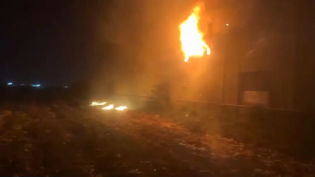 台鐵台中港至清水路段於13日下午發生邊坡火災，火勢於20時42分撲滅，即時起台中港=清水間恢復雙線正常行車，影響8列46分。（圖／翻攝畫面）