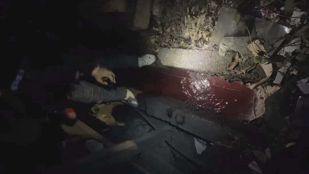 稽查人員於泰山區中港南路旁水溝發現紅色廢水。(圖/新北市環保局提供)