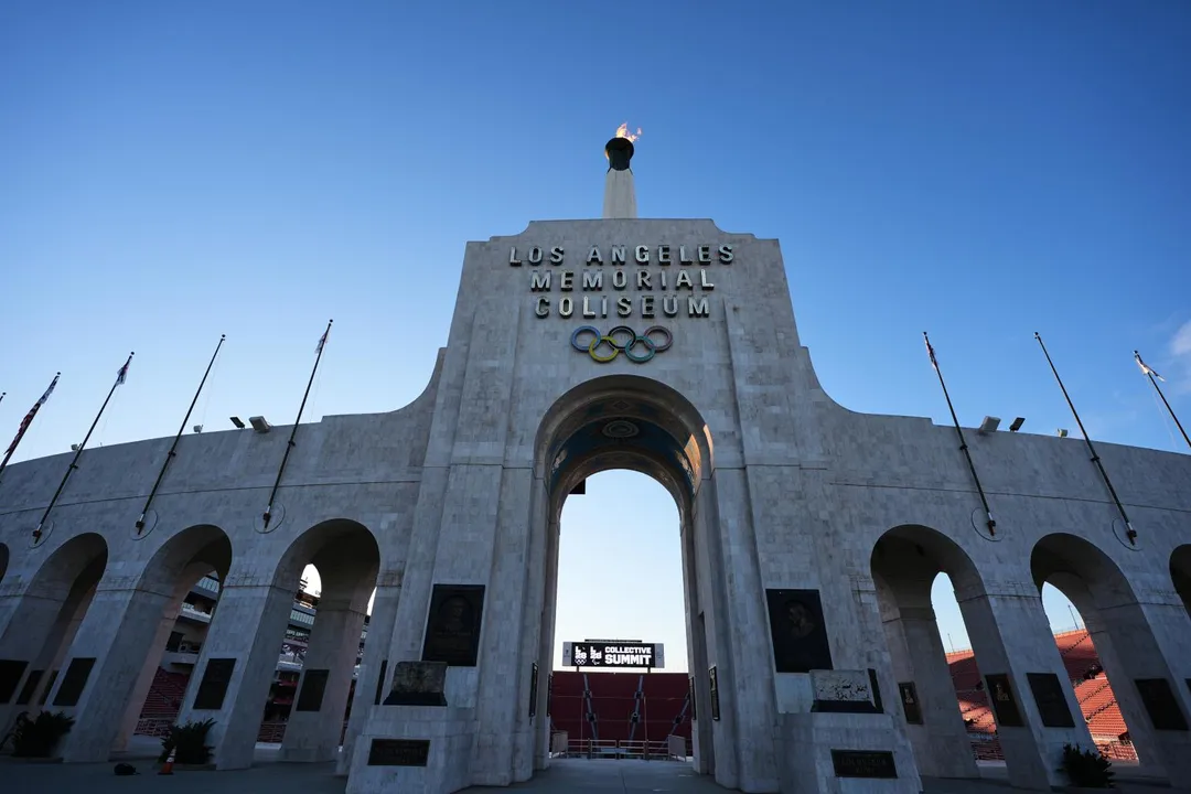1月13日，奧運聖火在洛杉磯紀念體育場（Los Angeles Memorial Coliseum）點燃。（圖／路透社）