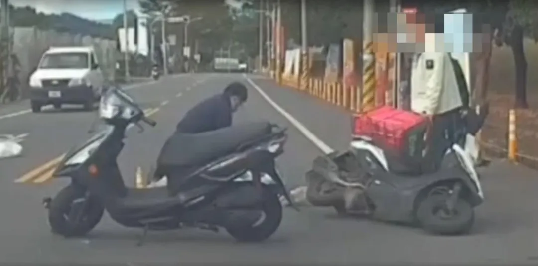一名駕駛經檢查頸動脈及手動脈皆無反應，員警立刻實施CPR救援。（圖／中天新聞）