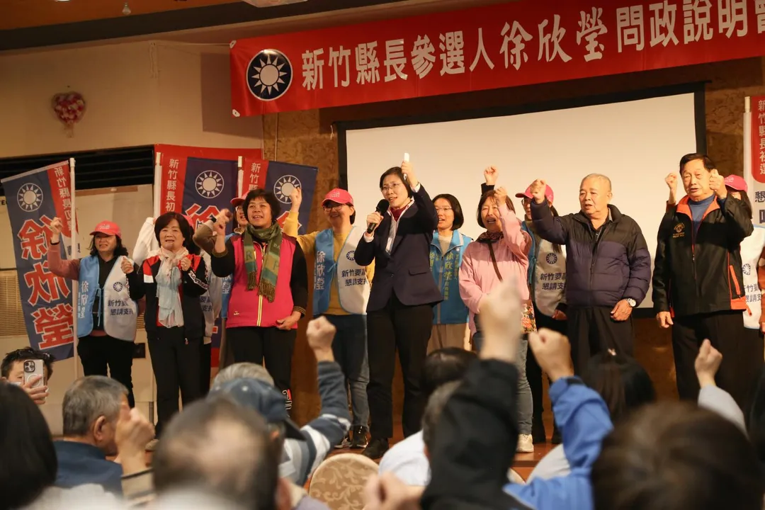 徐欣瑩13日下午在新埔、湖口地區舉辦問政說明會，兩場皆吸引數百位鄉親前來聆聽，現場凍蒜聲不斷為徐欣瑩打氣。（圖/徐欣瑩辦公室提供）