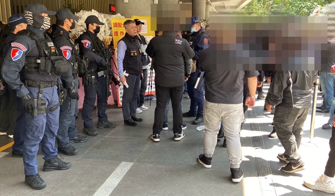 警方出動60名警力到場維安。(圖/翻攝畫面)