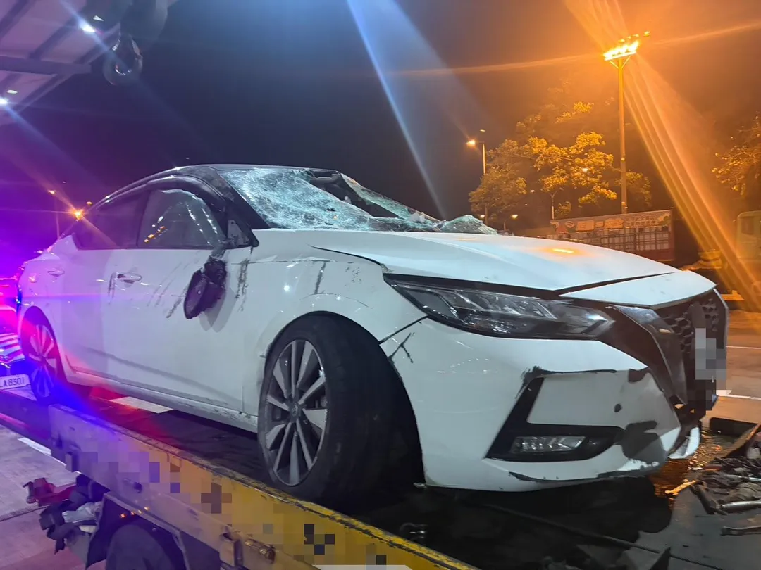 國道一號南向333.7公里仁德路段於13日晚間發生一起驚險車禍，一輛小客車失控自撞護欄後側翻在中線車道，車輛多處嚴重毀損，所幸駕駛僅身體不適未送醫。（圖／翻攝畫面）