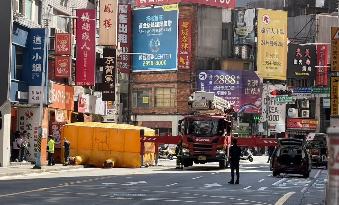 消防人員佈設氣墊同時升起雲梯車救援。（圖／翻攝畫面）