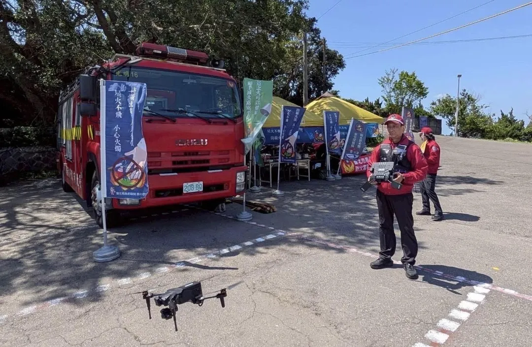 北市消防局出動無人機巡查預防墓區火警。（圖／翻攝畫面）