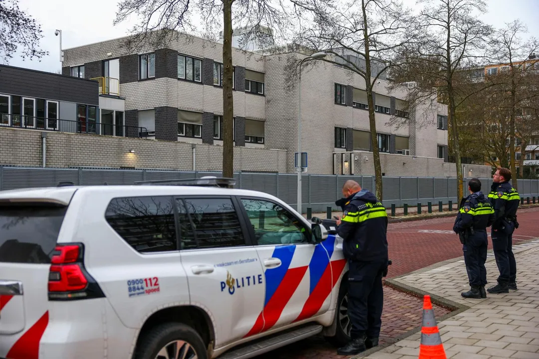 荷蘭阿姆斯特丹一所猶太學校於14日清晨遭爆炸襲擊，警方到場調查。（圖／路透）