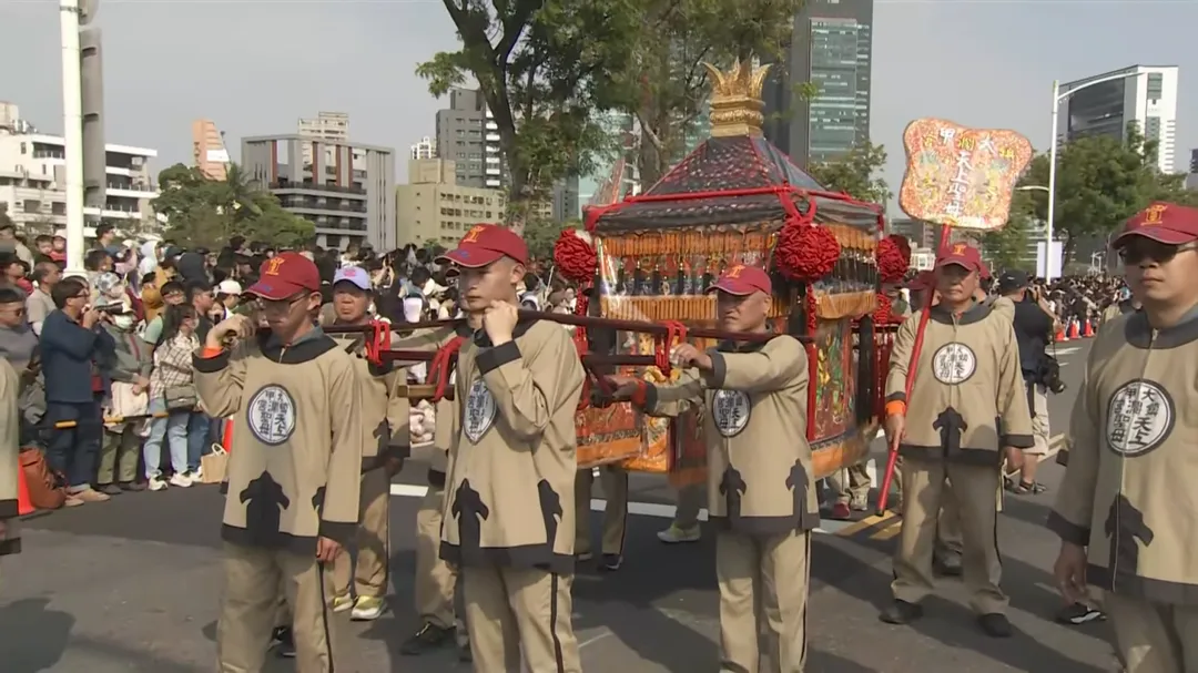 大甲鎮瀾宮媽祖「大媽」14日下午赴高雄為《航海王》真人版影集造勢遊行「跨界護航」。（圖／中天新聞）