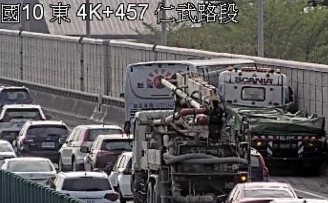國道10號發生2大車追撞事故。（圖／翻攝自國道公路即時網）
