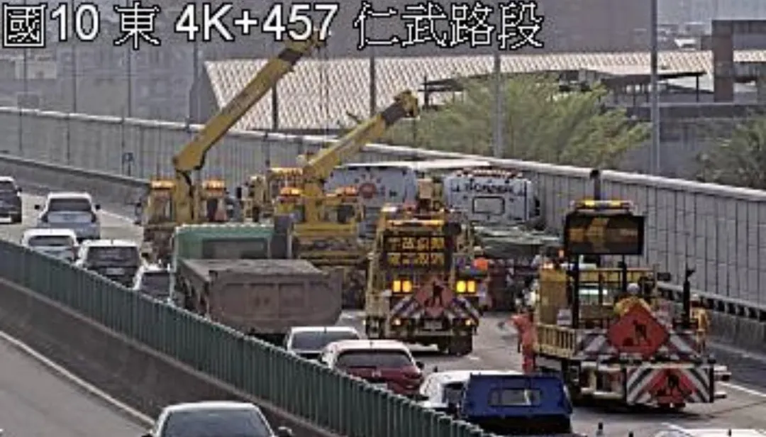 國道警方與拖吊車到場協助排除。（圖／翻攝自國道公路即時網）